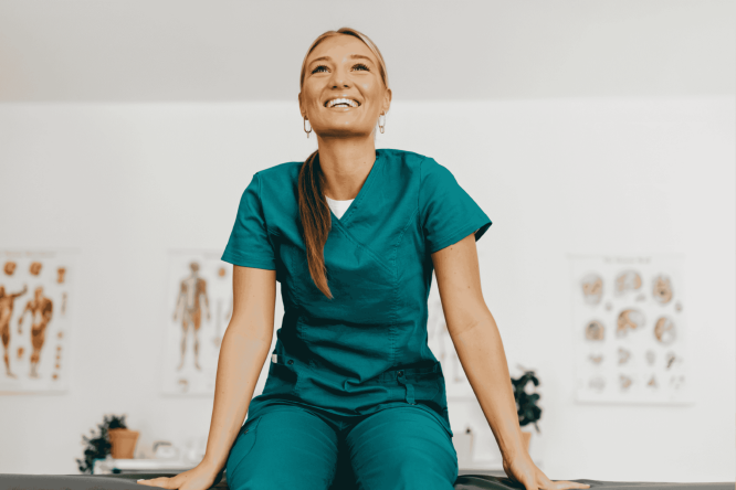 Junge Ärztin lächelt in die Kamera