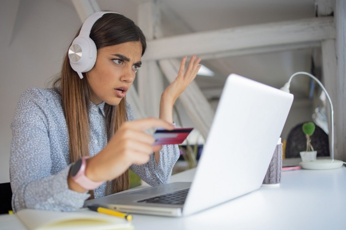 Stage-Image - Frau-mit-Debitkarte-vor-Laptop-Hilfe-im-Notfall