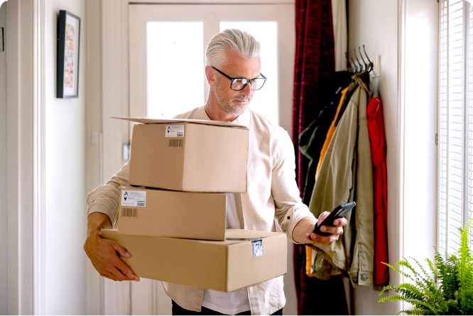 European Youth Card - Frau auf Reisen