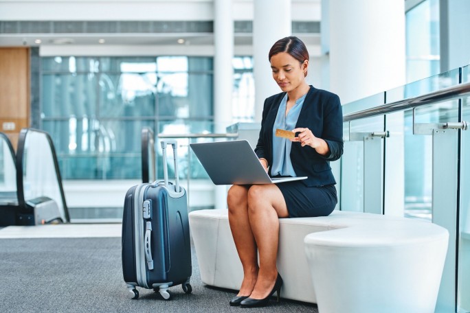 Stage-Image - Dame-mit-Kreditkarte-vor-Laptop-Kreditkarten