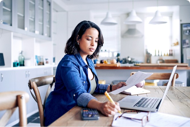 Frau am schreibtisch arbeitend
