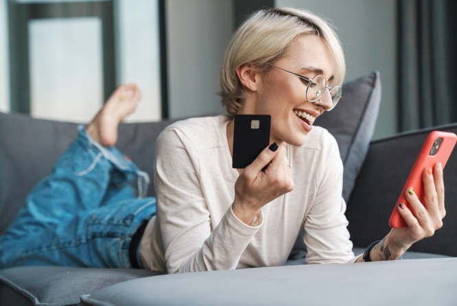 European Youth Card - Frau auf Reisen