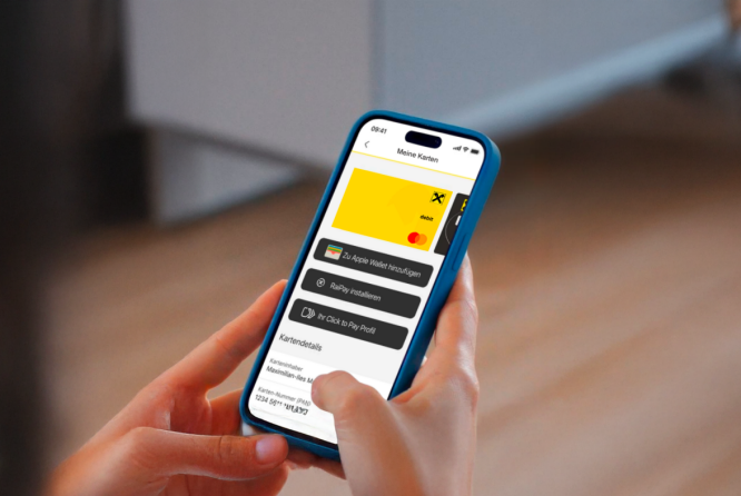 Nahaufnahme von Händen, die ein Smartphone mit blauer Hülle halten, auf dem eine App-Oberfläche zu sehen ist. Der Bildschirm zeigt eine gelbe Grafik, Textoptionen und interaktive Elemente. Die Szene wirkt wie ein Innenraum mit verschwommenem Hintergrund, was auf eine ungezwungene Atmosphäre hindeutet. Sichtbarer Text ist unter anderem „Mein Konto“ und weitere Menüoptionen.